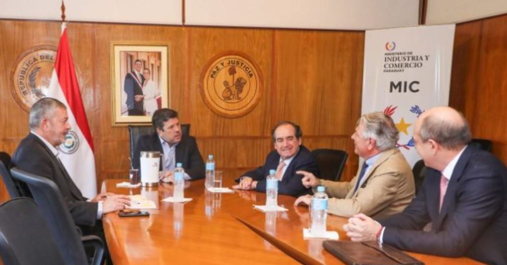 el ministro de Industria y Comercio, Javier Giménez, recibió al directivo de la empresa española “Uriel Inversiones”. Foto: MIC