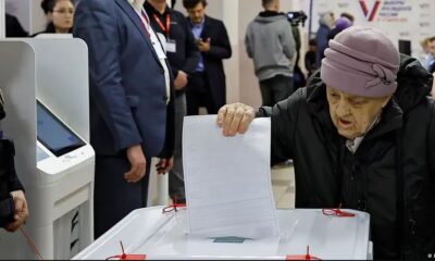 Una mujer deposita su voto en un colegio electoral en Moscú. Foto: DW.