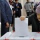 Una mujer deposita su voto en un colegio electoral en Moscú. Foto: DW.