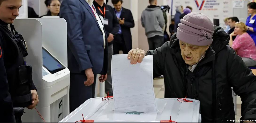 Una mujer deposita su voto en un colegio electoral en Moscú. Foto: DW.