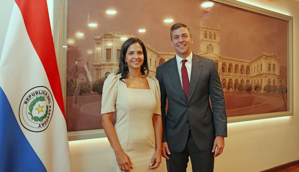 La doctora Adriana Jazmín Bernal, fue nombrada nueva superintendenta de seguros del BCP. Foto: Presidencia.