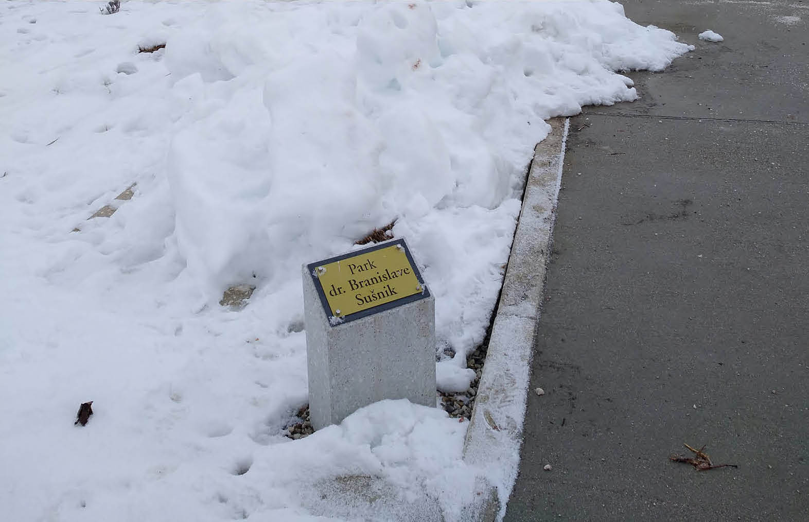 Placa en Parque "Branislava Susnik", Medvode, Eslovenia © Gloria Scappini