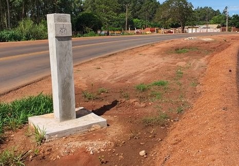 Hito 81 del lado paraguayo, Pedro Juan Caballero, derribado para ampliar la ruta brasileña. Foto: Amambay News.