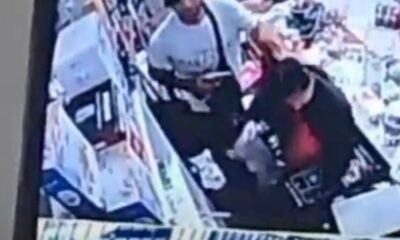 De forma agresiva ingresó el hombre al local comercial. Foto: Captura de pantalla.