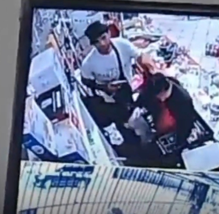 De forma agresiva ingresó el hombre al local comercial. Foto: Captura de pantalla.