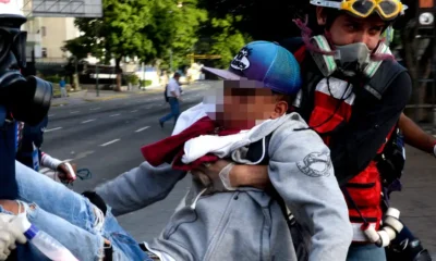 Un joven manifestante herido el 26 de junio de 2017 en Caracas durante protestas contra la corrupción en el régimen de Nicolás Maduro y la erosión de los derechos civilesImagen: Getty Images/AFP/F. Parra