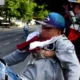 Un joven manifestante herido el 26 de junio de 2017 en Caracas durante protestas contra la corrupción en el régimen de Nicolás Maduro y la erosión de los derechos civilesImagen: Getty Images/AFP/F. Parra