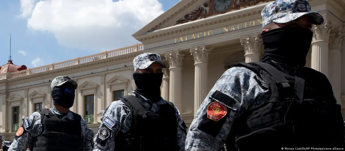 Policía de El Salvador. Foto: DW.