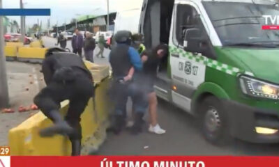 Momento en que la mujer toma el arma del policía y empieza a disparar. Foto: Captura.