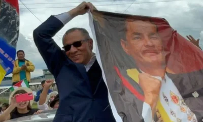 Jorge Glas celebra su salida de la cárcel de Lacatunga el 10 de abril de 2022 ondeando una valla con la figura de Rafael CorreaI. Foto; DW