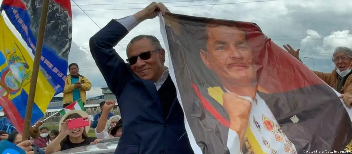 Jorge Glas celebra su salida de la cárcel de Lacatunga el 10 de abril de 2022 ondeando una valla con la figura de Rafael CorreaI. Foto; DW