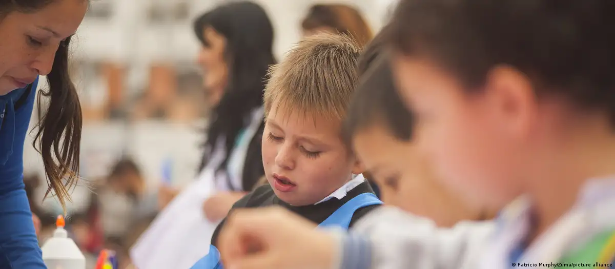 Niños en escuela. Foto referencial. DW.