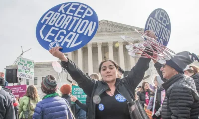 "Mantengan la legalidad del aborto" dice pancarta de manifestantes frente a la Corte Suprema en Washington, Estados Unidos. Foto: DW,