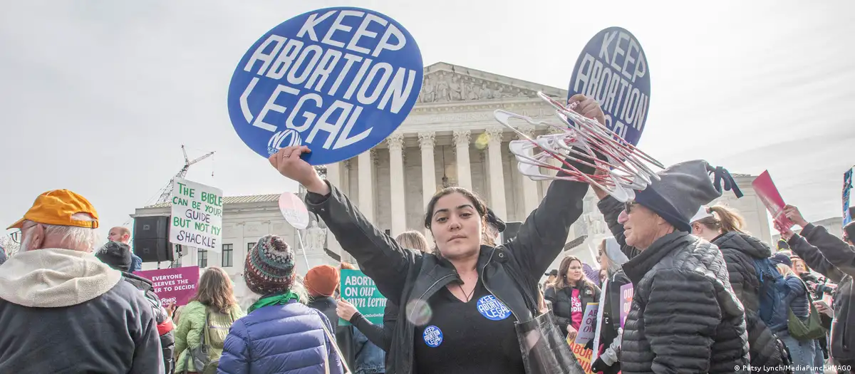 "Mantengan la legalidad del aborto" dice pancarta de manifestantes frente a la Corte Suprema en Washington, Estados Unidos. Foto: DW,