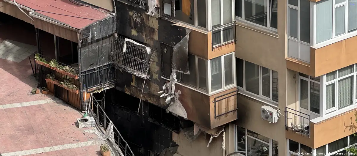 Imagen del edificio que muestra el rastro del incendio en Estambul, Turquía. Foto: DW.