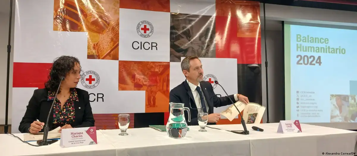 Mariana Chacón Lozano, coordinadora jurídica operacional del Comité Internacional de la Cruz Roja en Colombia y Lorenzo Caraffi , jefe de la delegación del CICR en Colombia. Foto: DW.