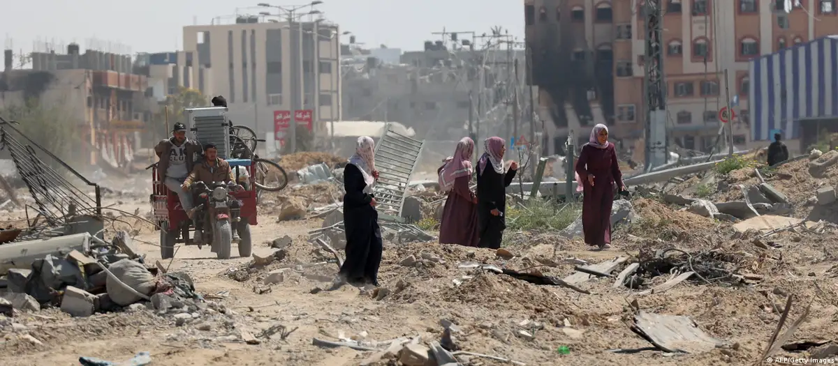 Palestinos vuelven a Jan Yunis tras la retirada de las tropas isrealíes del sur de la Franja. Foto: DW