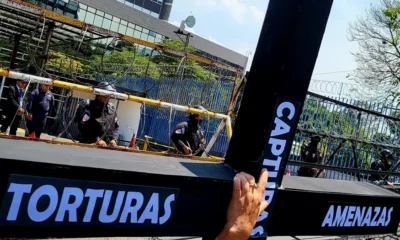 Policía de El Salvador en una manifestación ciudadana. Foto: DW