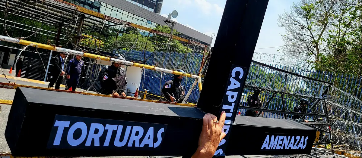 Policía de El Salvador en una manifestación ciudadana. Foto: DW