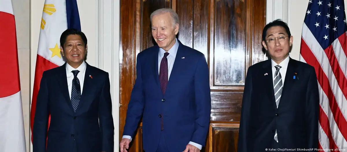 El presidente filipino Ferdinand Marcos, el estadounidense Joe Biden y el primer ministro japonés Fumio Kishida. Foto: DW