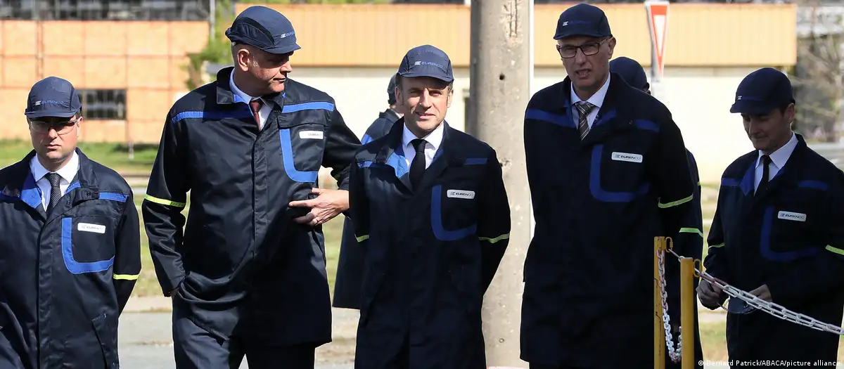 El mandatario francés Emmanuel Macron colocó la primera piedra para una nueva fábrica de pólvora explosiva para la empresa Eurenco en la ciudad suroccidental de Bergerac. Foto: DW.