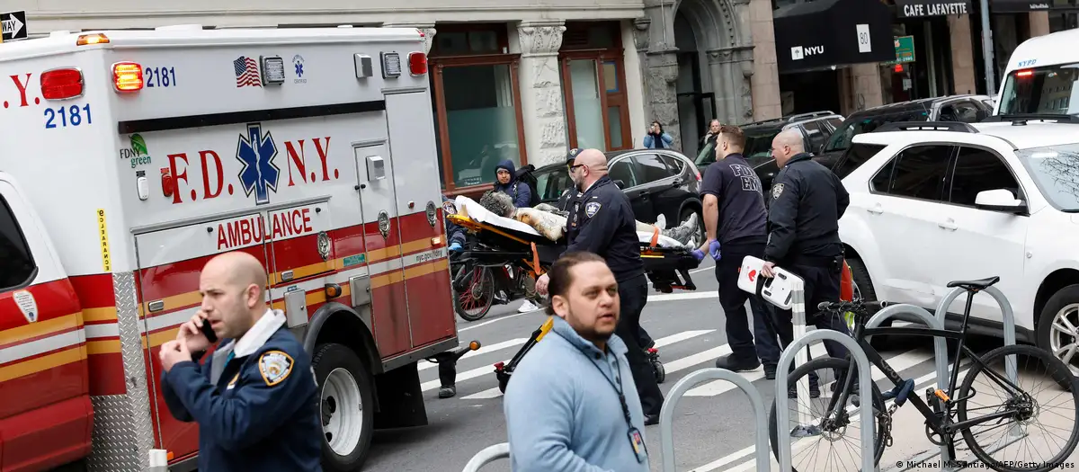 Un hombre se inmoló frente al tribunal donde Trump está siendo juzgado. Foto: El Mundo.