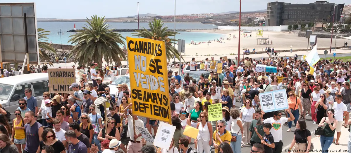 Protesta contra el turismo de masas en Fuerteventura.Imagen: Europa Press Canarias/dpa/picture alliance