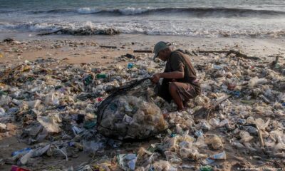 El 24% de los plásticos se asoció con cinco empresas: Coca Cola y PepsiCo, con un 11% y 5% respectivamente, seguidos por Nestlé, Danone y el productor de tabaco Altria.Imagen: Johannes Panji Christo/picture alliance. DW