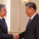 Xi Jinping junto al Secretario de Estado de EE.UU. Antony Blinken. Foto: DW