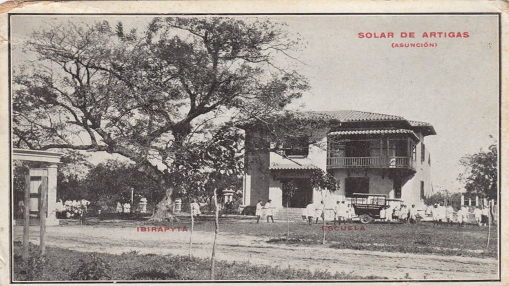 Acceso al Jardín Botánico, árbol de yvyra pytá y escuela. Ca. 1930. Imagen: Cortesía