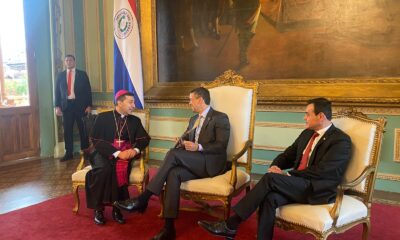 El nuncio apostólico Vicenzo Turturro con el presidente Santiago Peña y el canciller Rubén Ramírez. Foto: Gentileza.