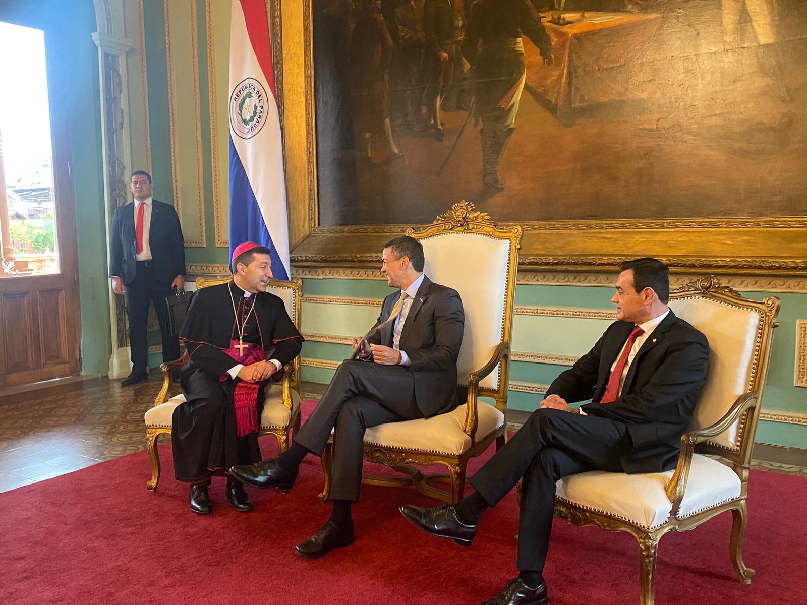 El nuncio apostólico Vicenzo Turturro con el presidente Santiago Peña y el canciller Rubén Ramírez. Foto: Gentileza.