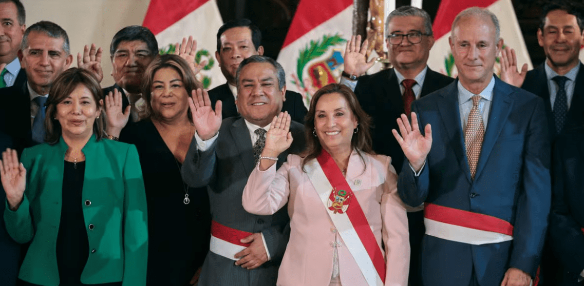 Dina Boluarte y su nuevo gabinete. Foto: El País.