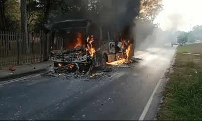 Bus de la empresa "La Chaqueñita" ardió en llamas. Foto: Captura.