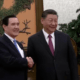 Xi Jinping junto al ex presidente taiwanés Ma Ying-jeou. Foto: Infobae.