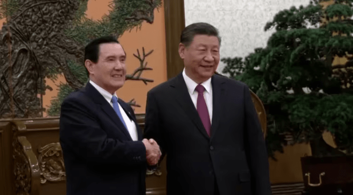 Xi Jinping junto al ex presidente taiwanés Ma Ying-jeou. Foto: Infobae.