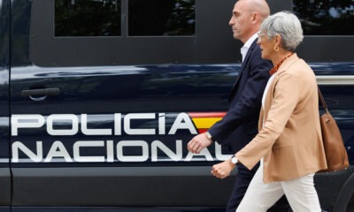 El expresidente de la Real Federación Española de Fútbol (RFEF), Luis Rubiales y su abogado Olga Tubau. Foto: Europa Press.