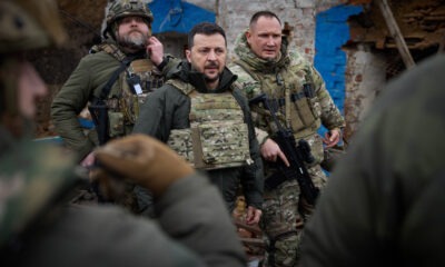 Volodimir Zelenski, presidente de Ucrania junto a militares. Foto: Europa Press.