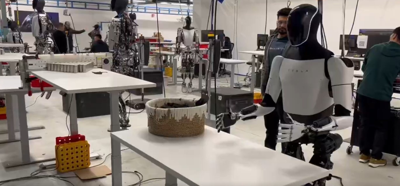 El robot humanoide Optimus Gen 2 doblando una camiseta. Foto: TESLA