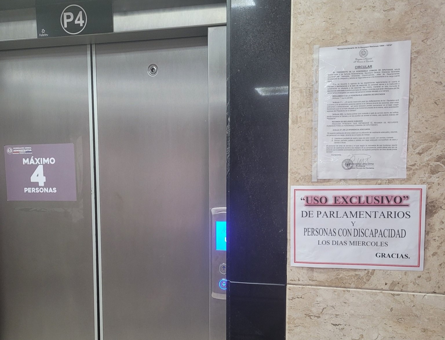 Cartel donde comunican sobre uso exclusivo del ascensor. Foto: Rocio Pereira.