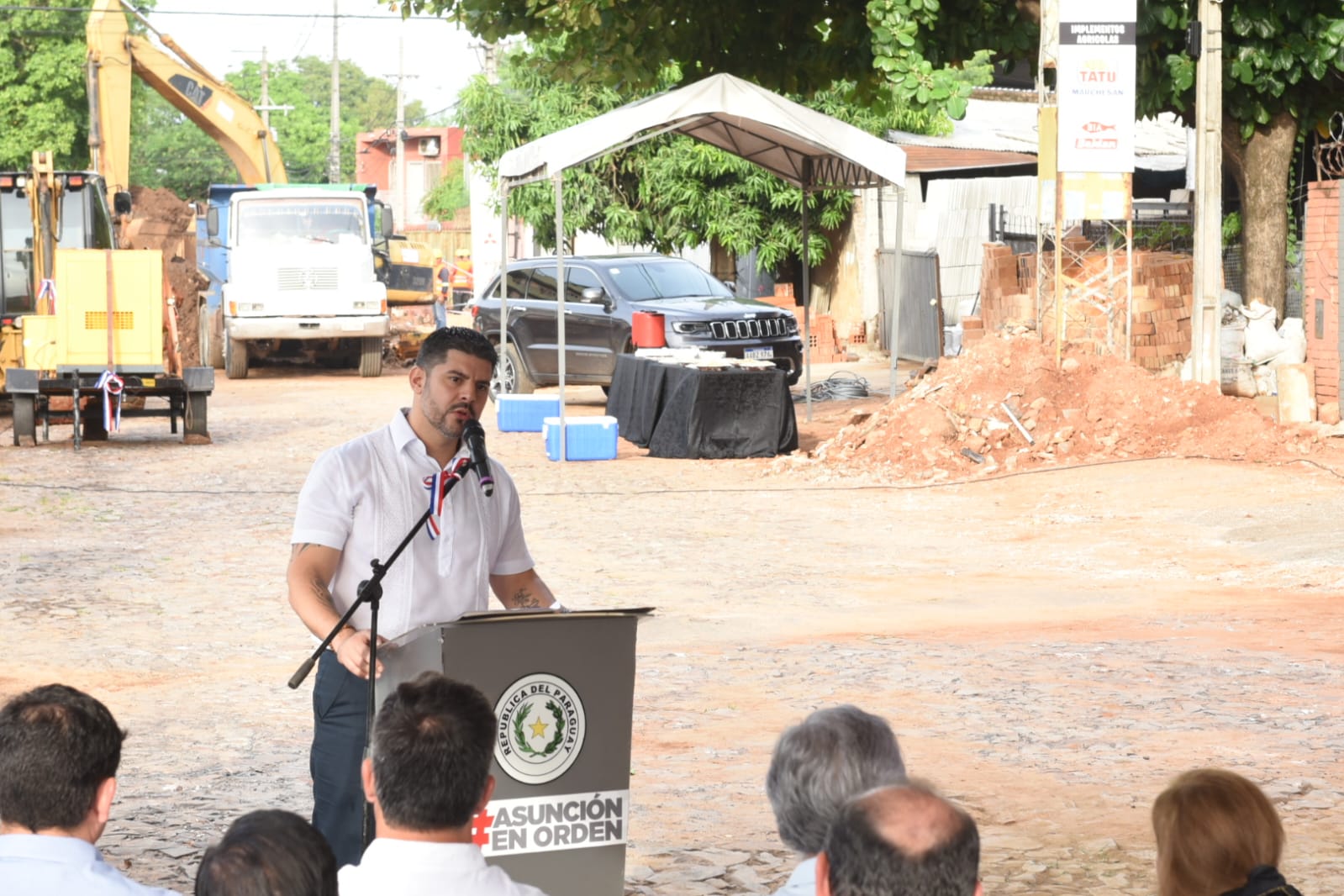 Óscar "Nenecho" Rodríguez encabezó el inicio oficial de las obras de desagüe pluvial en el barrio San Pablo. Foto: Gentileza.