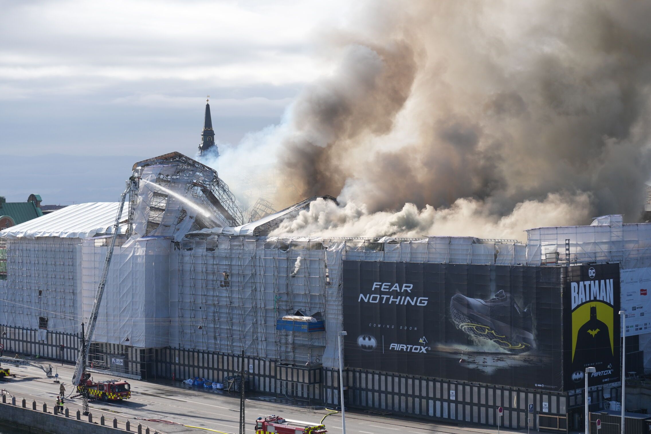 Incendio en el histórico edificio de la antigua bolsa de Copenhague. Foto: X