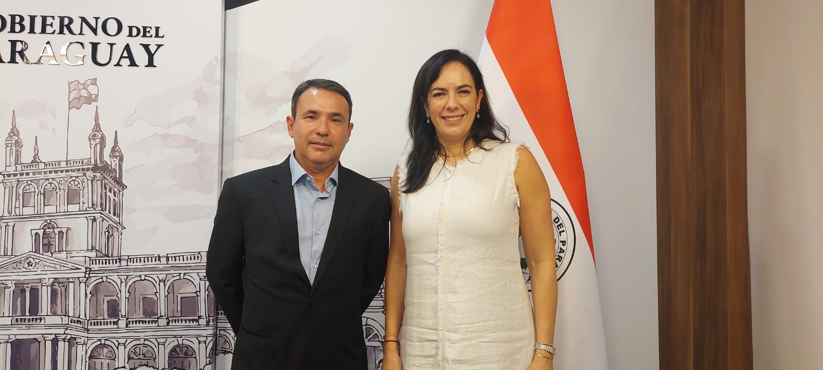 Claudia Centurión y Emiliano Fernández durante el anuncio como viceministro de Transporte. Foto: MOPC.