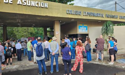 Padres y madres de alumnos del Colegio Experimental Paraguay Brasil (CEPB). Foto: Radio Cáritas.