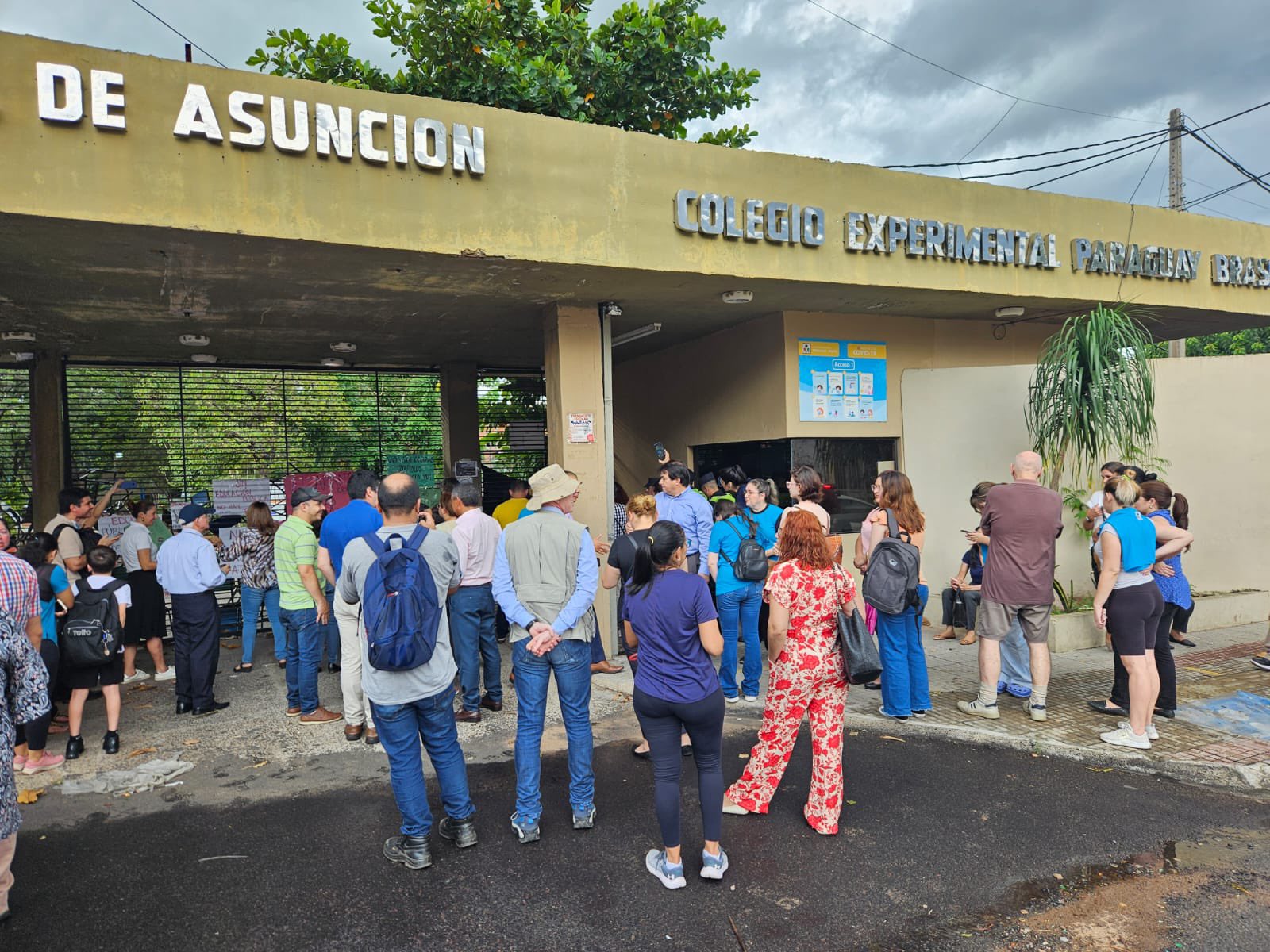 Padres y madres de alumnos del Colegio Experimental Paraguay Brasil (CEPB). Foto: Radio Cáritas.