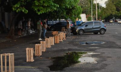 Cajas en lugares de estacionamiento que son reservados por cuidacoches para poder cobrar. Foto: Nelson Mora.