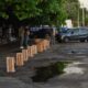 Cajas en lugares de estacionamiento que son reservados por cuidacoches para poder cobrar. Foto: Nelson Mora.