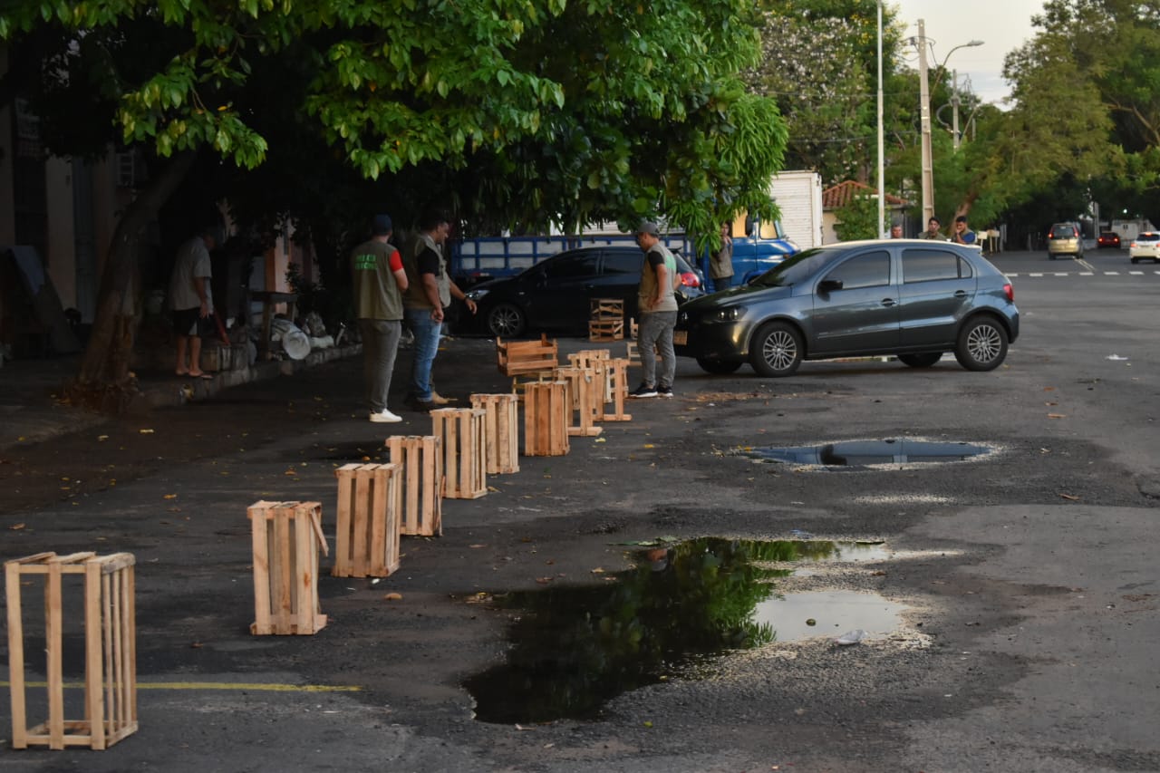 Cajas en lugares de estacionamiento que son reservados por cuidacoches para poder cobrar. Foto: Nelson Mora.