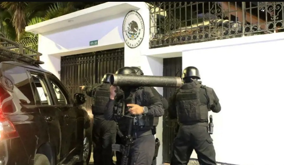 Imágenes de la incursión policial ecuatoriana en embajada de México. Foto: AFP. Archivo.