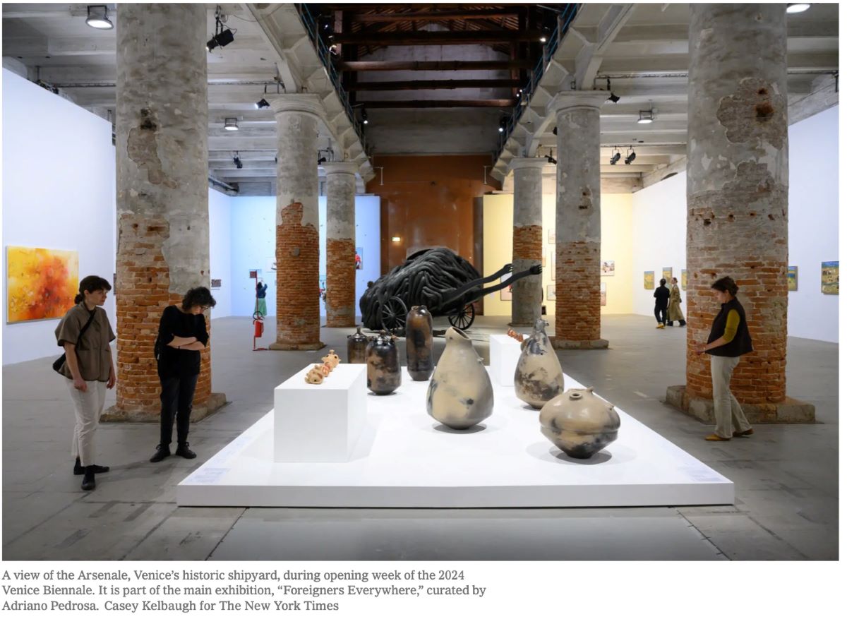 Un artículo de The New York Times sobre la Bienal incluye esta imagen de las obras de Julia Isídrez y Juana Marta Rodas. Captura